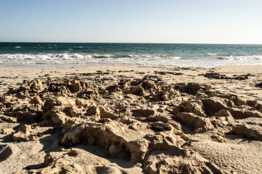 Plaj manzara kayalar