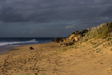 Gün batımı ışıklarında mandurah Plajı
