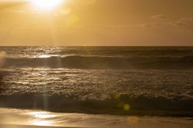 Gün batımında Mandurah Beach Okyanus Dalgaları