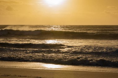 Gün batımında Mandurah Beach Okyanus Dalgaları
