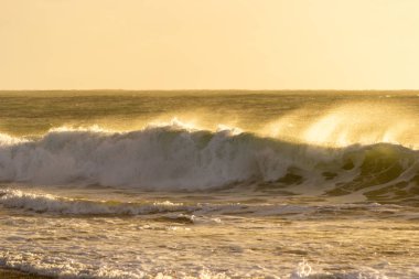 Gün batımında Mandurah Beach Okyanus Dalgaları