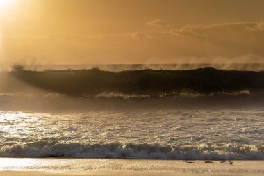 Gün batımında Mandurah Beach Okyanus Dalgaları