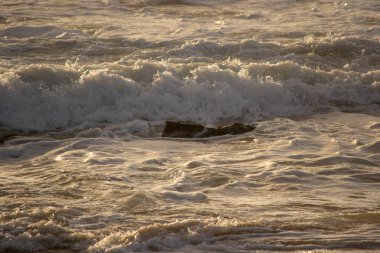 Gün batımında Mandurah Beach Okyanus Dalgaları