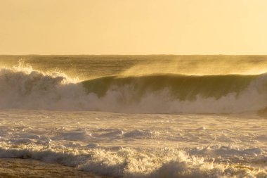 Gün batımında Mandurah Beach Okyanus Dalgaları
