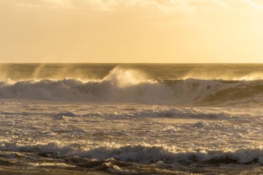 Gün batımında Mandurah Beach Okyanus Dalgaları