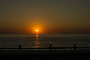 Sahilde gün batımı