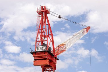 Kırmızı ve beyaz inşaat ekipmanları