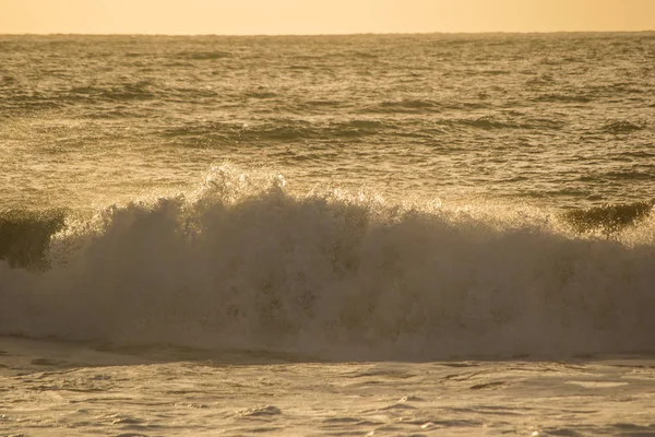 Gün Batımında Mandurah Beach Okyanus Dalgaları — Stok fotoğraf