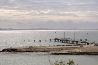 Bulutlu bir günde gün batımında deniz manzarası