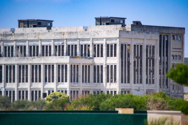 Bina plaj önünde terk edilmiş