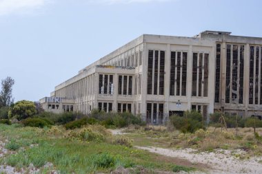 Bina plaj önünde terk edilmiş