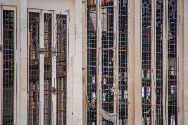 Bina plaj önünde terk edilmiş