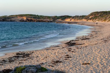 Sahilde gün batımı