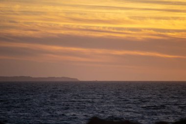 Turuncu gökyüzü günbatımı couds ile