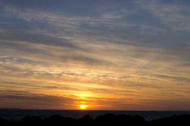 Turuncu gökyüzü günbatımı couds ile