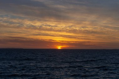 Turuncu gökyüzü günbatımı couds ile