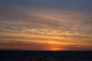 Turuncu gökyüzü günbatımı couds ile