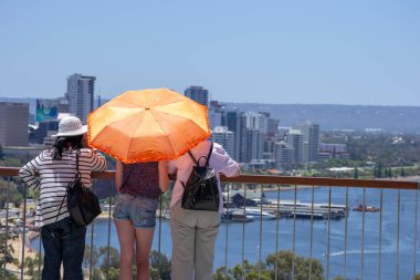 Güneş ışığı turuncu şemsiye