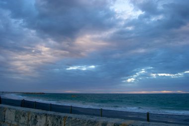 Bulutlu bir günde Beach günbatımı manzara