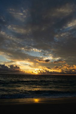 Sahilde güzel gün batımı. Bulutlu gün witn bir sürü su üzerine düşünceler