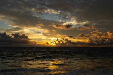 Sahilde güzel gün batımı. Bulutlu gün witn bir sürü su üzerine düşünceler