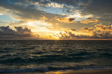 Sahilde güzel gün batımı. Bulutlu gün witn bir sürü su üzerine düşünceler