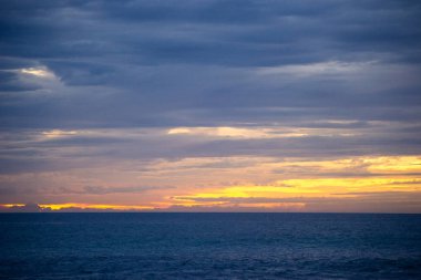 Sahilde günbatımı manzara