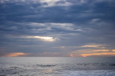 Sahilde günbatımı manzara