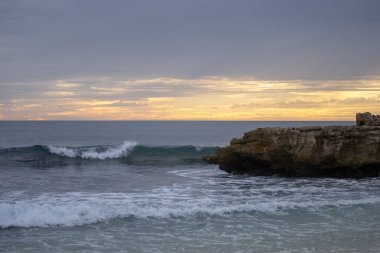 Sahilde günbatımı manzara
