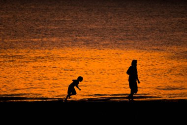 Manzara siluetleri kişi turuncu renk ve kontrast
