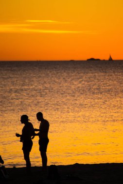 Manzara siluetleri kişi turuncu renk ve kontrast