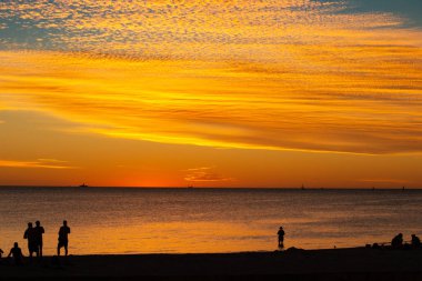 Manzara siluetleri kişi turuncu renk ve kontrast
