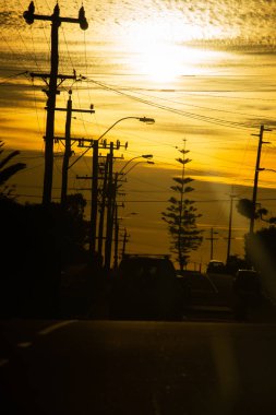 gün batımı turuncu siluet manzaraya