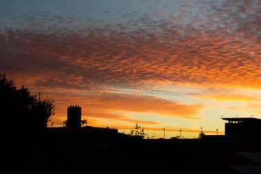 Silouette cityscape turuncu gök rengiyle günbatımı saatte