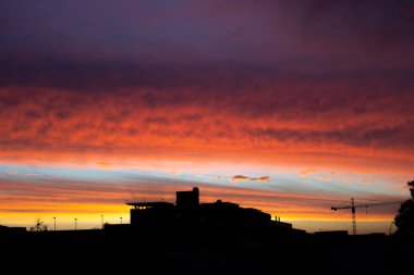 Silouette cityscape turuncu gök rengiyle günbatımı saatte