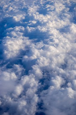 Bulutların üstünde uçak gökyüzünden