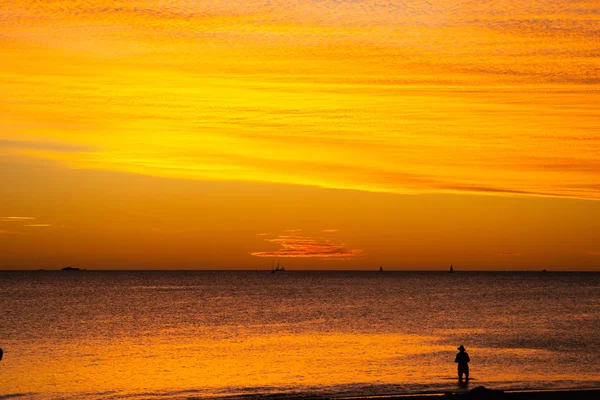 Paesaggio Persone Sagome Colori Arancioni Contrasto — Foto Stock