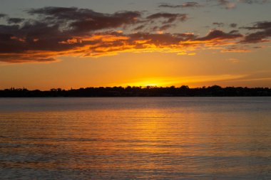 Gün batımında kuğu nehir manzara