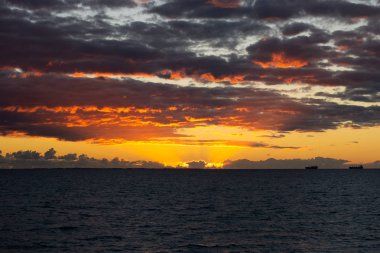 Sahilde günbatımı manzara