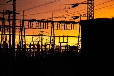 Bir güç istasyonunda günbatımı renkleri