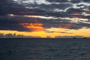 Sahilde günbatımı manzara