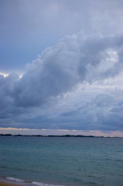 bir plaj günbatımında manzara