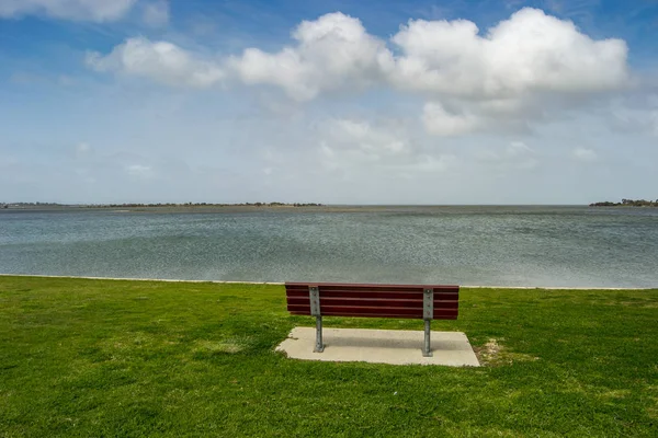 Paisaje Con Banco Solitario Frente Lago —  Fotos de Stock