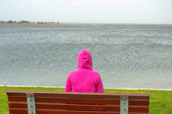風景にピンクのセーターの女性 — ストック写真