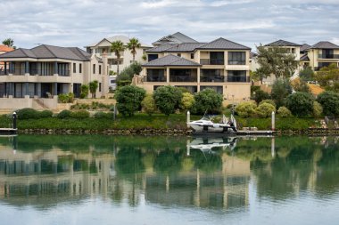 Avustralya güzel evler suyun önünde