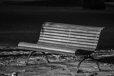 Gün batımında siyah beyaz banka