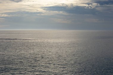 Bulutlu bir günde gün batımında plaj Manzara