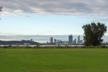 Gün batımından sonra Perth şehrinin manzara