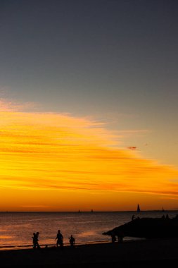 Manzara siluetleri kişi turuncu renk ve kontrast