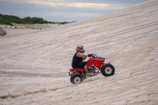 Wüste Landschaft Mit Dünen Menschen Mit Motorrädern — Stockfoto